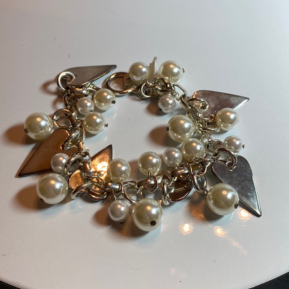 Pearls and hearts silver tone bracelet. Toggle clasp. - Picture 3 of 6